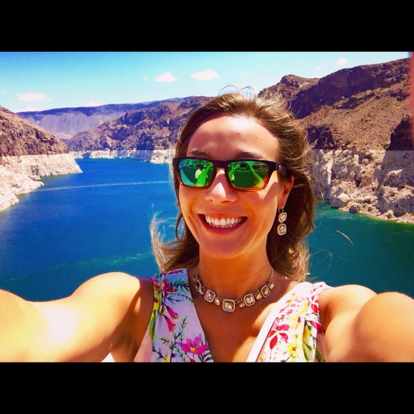 Posher ~ Camille @camisclothesout w/Cami’s Closet - Picture 2 of 8